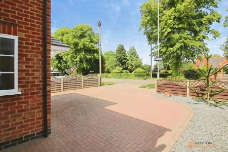3 bedroom Detached house for sale in Barkby Road, Syston, LE7