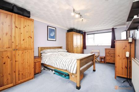 3 bedroom Semi-detached house for sale in Blount Road, Thurmaston, LE4
