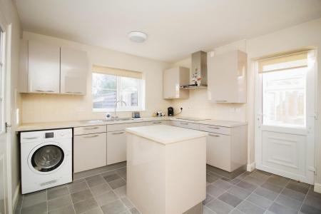 2 bedroom Detached bungalow for sale in Cambridge Close, Syston, LE7