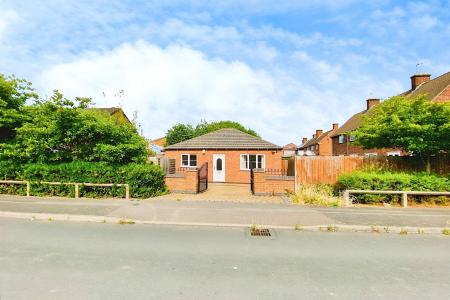 2 bedroom Detached bungalow for sale in Cambridge Close, Syston, LE7