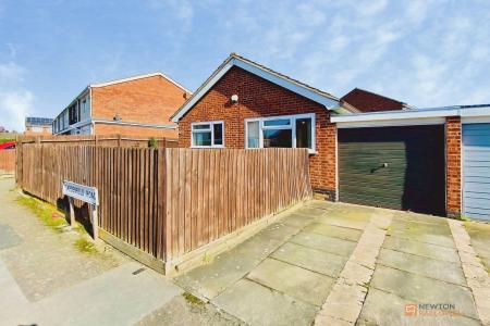 2 bedroom Detached bungalow for sale in Gardenfield Road, Leicester, LE4