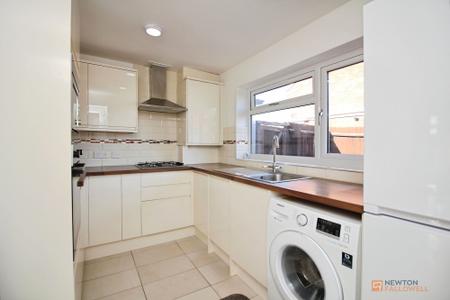 2 bedroom Detached bungalow for sale in Gardenfield Road, Leicester, LE4