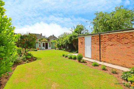 3 bedroom Detached house for sale in Barkby Road, Syston, LE7
