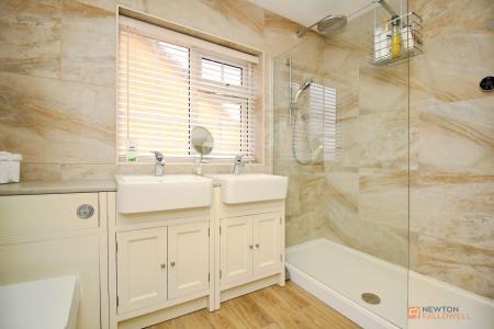 3 bedroom Detached house for sale in Barkby Road, Syston, LE7