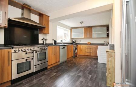 5 bedroom Semi-detached house for sale in The Meadows, East Goscote, LE7