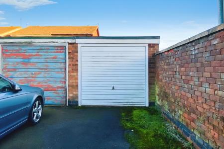 3 bedroom Semi-detached house for sale in Foxglove Close, East Goscote, LE7
