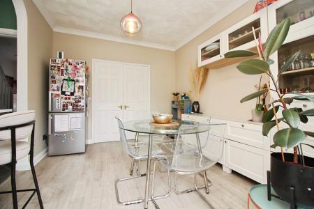 5 bedroom Semi-detached house for sale in Acacia Avenue, Birstall, LE4