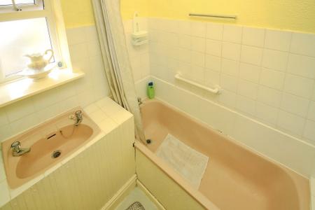4 bedroom Semi-detached house for sale in Central Avenue, Syston, LE7
