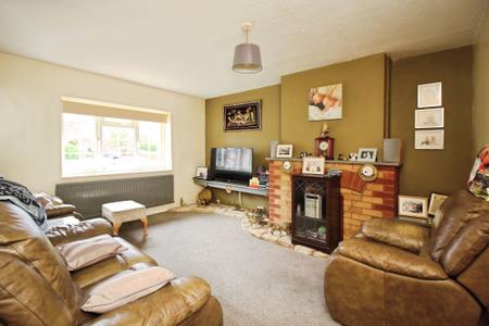 4 bedroom Semi-detached house for sale in Central Avenue, Syston, LE7