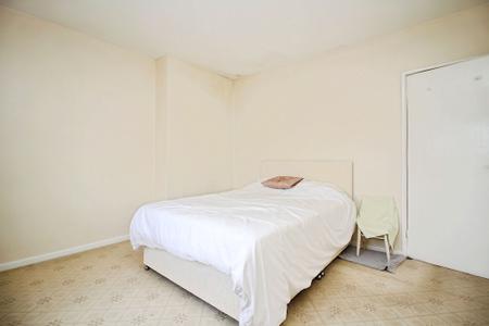 4 bedroom Semi-detached house for sale in Central Avenue, Syston, LE7