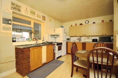 4 bedroom Semi-detached house for sale in Central Avenue, Syston, LE7