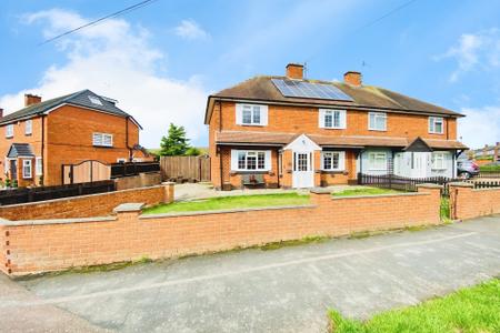 4 bedroom Semi-detached house for sale in Central Avenue, Syston, LE7