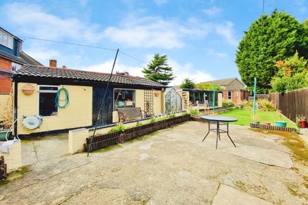 4 bedroom Semi-detached house for sale in Central Avenue, Syston, LE7