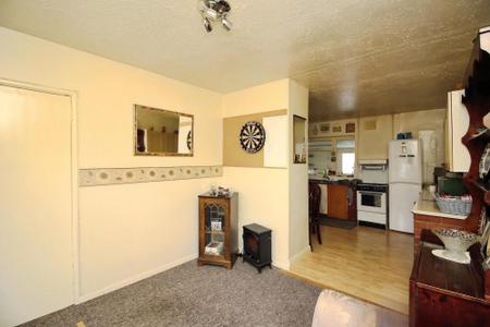 4 bedroom Semi-detached house for sale in Central Avenue, Syston, LE7