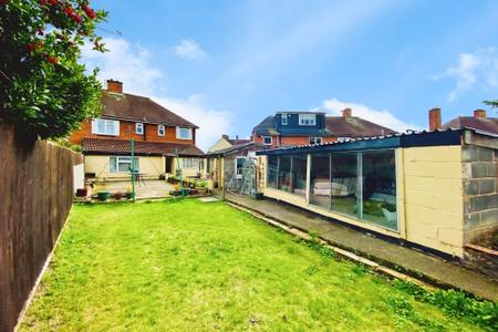 4 bedroom Semi-detached house for sale in Central Avenue, Syston, LE7