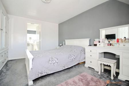 5 bedroom Detached house for sale in Clover Way, Syston, LE7