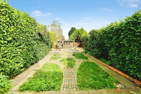 5 bedroom Semi-detached house for sale in Cliffwood Avenue, Birstall, LE4