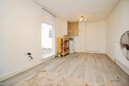 4 bedroom End of terrace house for sale in Selkirk Road, Leicester, LE4