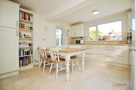 4 bedroom Detached house for sale in Hungarton Drive, Syston, LE7