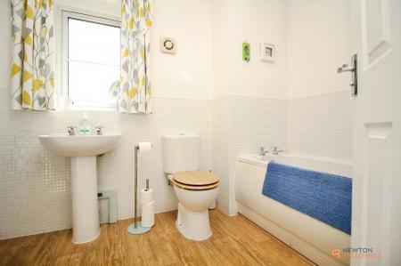 4 bedroom Detached house for sale in Clover Way, Syston, LE7