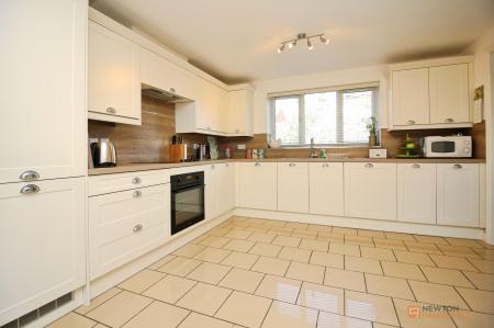 4 bedroom Detached house for sale in Clover Way, Syston, LE7