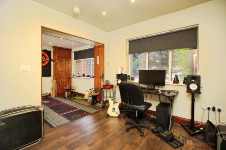 4 bedroom Detached house for sale in Loughborough Road, Birstall, LE4