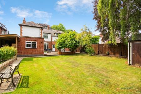 4 bedroom Detached house for sale in Loughborough Road, Birstall, LE4