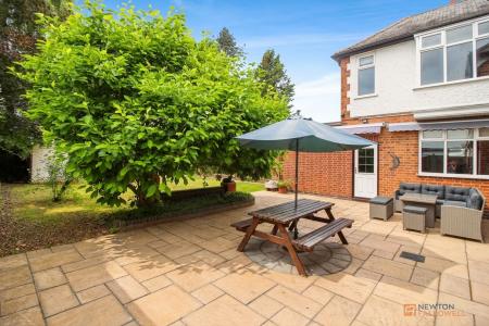 4 bedroom Detached house for sale in Loughborough Road, Birstall, LE4