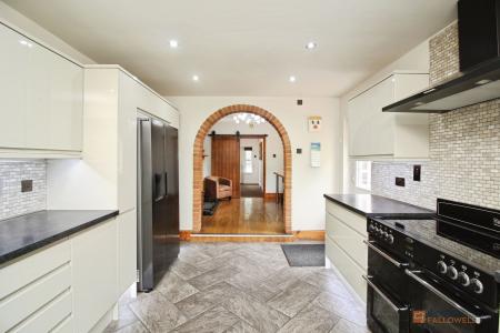 4 bedroom Detached house for sale in Loughborough Road, Birstall, LE4