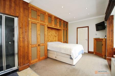 4 bedroom Detached house for sale in Loughborough Road, Birstall, LE4