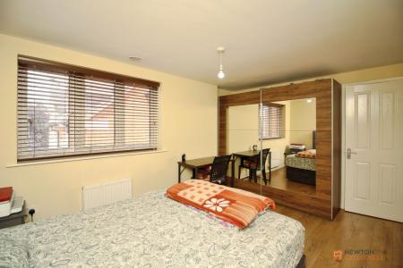 2 bedroom Terraced House for sale in Preston Close, Syston, LE7
