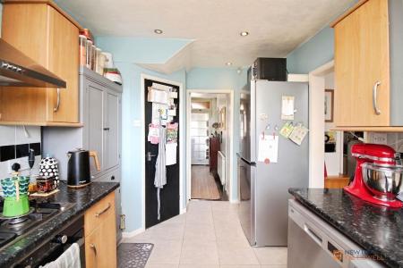3 bedroom Semi-detached house for sale in Queensgate Drive, Birstall, LE4