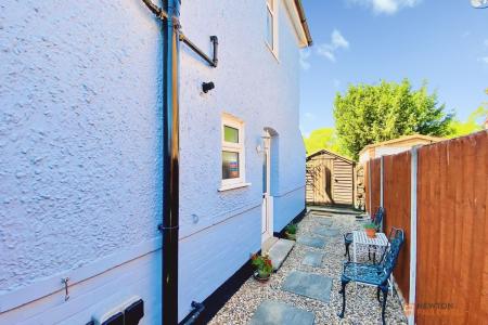 2 bedroom End of terrace house for sale in Gwendolin Avenue, Birstall, LE4