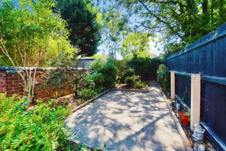 2 bedroom Terraced House for sale in Wellington Street, Syston, LE7