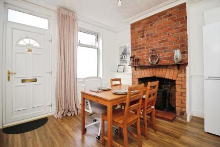 2 bedroom Terraced House for sale in Oxford Street, Syston, LE7