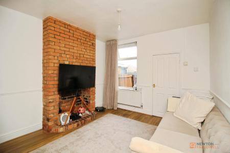 2 bedroom Terraced House for sale in Oxford Street, Syston, LE7
