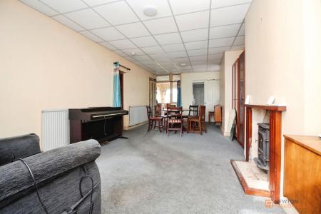 4 bedroom Semi-detached bungalow for sale in Mostyn Avenue, Syston, LE7