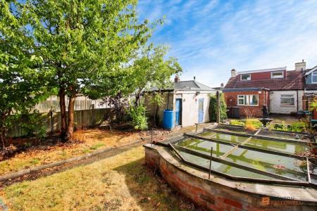 4 bedroom Semi-detached bungalow for sale in Mostyn Avenue, Syston, LE7