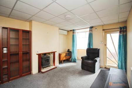 4 bedroom Semi-detached bungalow for sale in Mostyn Avenue, Syston, LE7