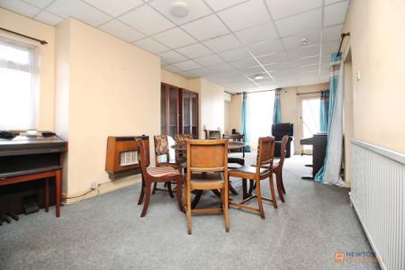 4 bedroom Semi-detached bungalow for sale in Mostyn Avenue, Syston, LE7