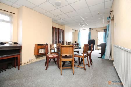 4 bedroom Semi-detached bungalow for sale in Mostyn Avenue, Syston, LE7