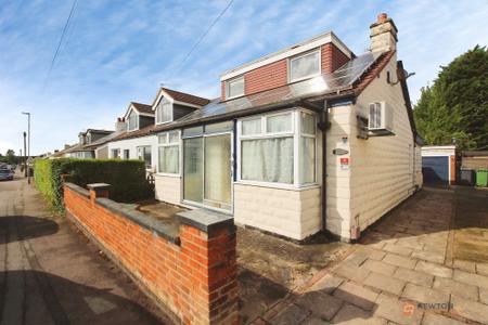 4 bedroom Semi-detached bungalow for sale in Mostyn Avenue, Syston, LE7