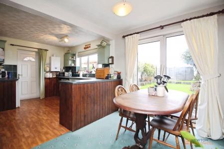 3 bedroom Semi-detached house for sale in Allington Drive, Birstall, LE4