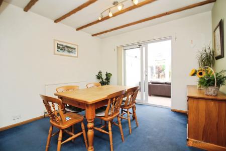 4 bedroom Semi-detached house for sale in Verdale Avenue, Leicester, LE4