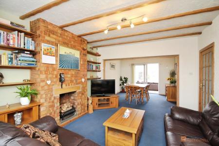 4 bedroom Semi-detached house for sale in Verdale Avenue, Leicester, LE4