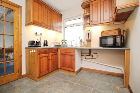 4 bedroom Semi-detached house for sale in Verdale Avenue, Leicester, LE4