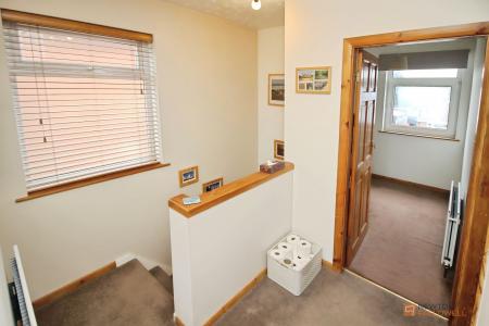 4 bedroom Semi-detached house for sale in Verdale Avenue, Leicester, LE4