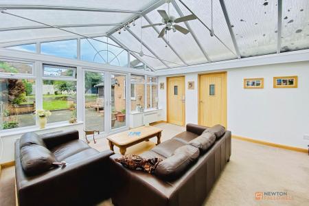 4 bedroom Semi-detached house for sale in Verdale Avenue, Leicester, LE4
