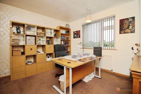 4 bedroom Semi-detached house for sale in Verdale Avenue, Leicester, LE4