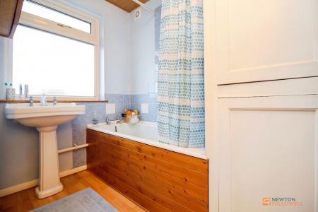 4 bedroom Semi-detached house for sale in Verdale Avenue, Leicester, LE4